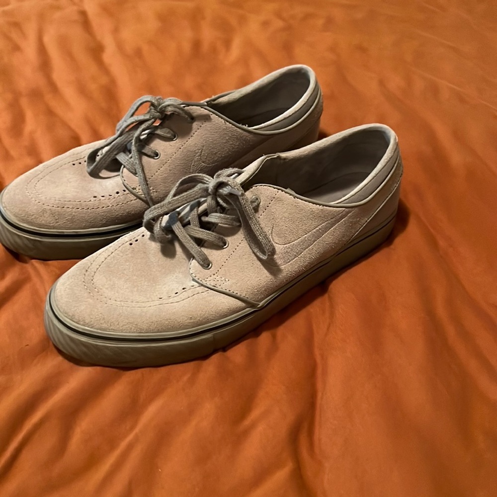 Nike SB zoom size 10 , good condition .
